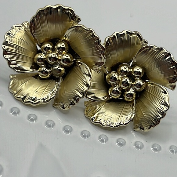 Vintage Gold Screw Back Floral Earrings. - Picture 6 of 6